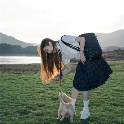 黑暗中的两个人